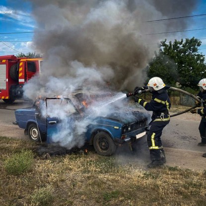 На Миколаївщині горів автомобіль. Фото: ДСНС у Миколаївській області