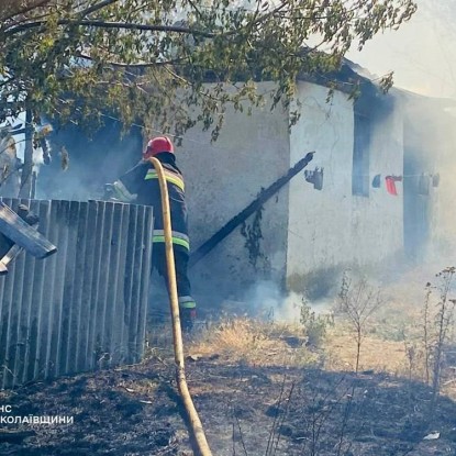 Ліквідація наслідків обстрілу. Фото: ДСНС