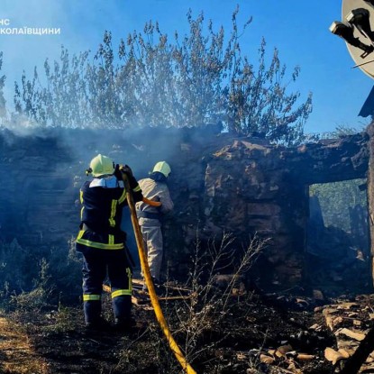 Ліквідація наслідків обстрілу. Фото: ДСНС