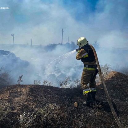 Вогнеборець гасить пожежу на полі на Миколаївщині. Фото: ДСНС у Миколаївській області