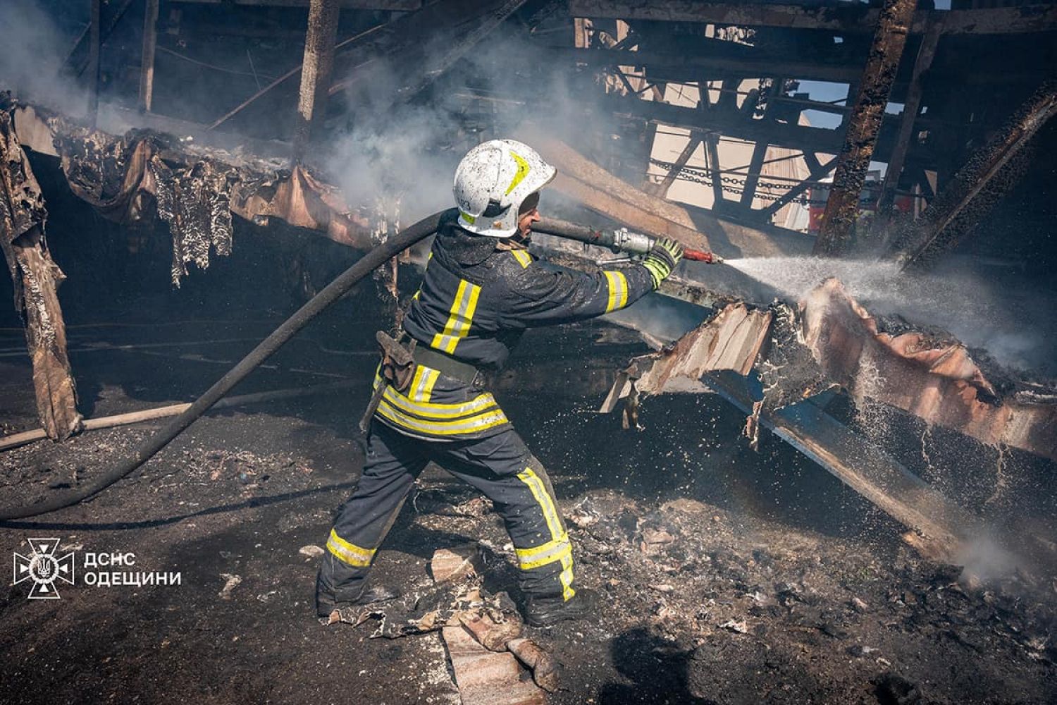 На Одещині ліквідували пожежу на підприємстві. Фото: ДСНС Одещини