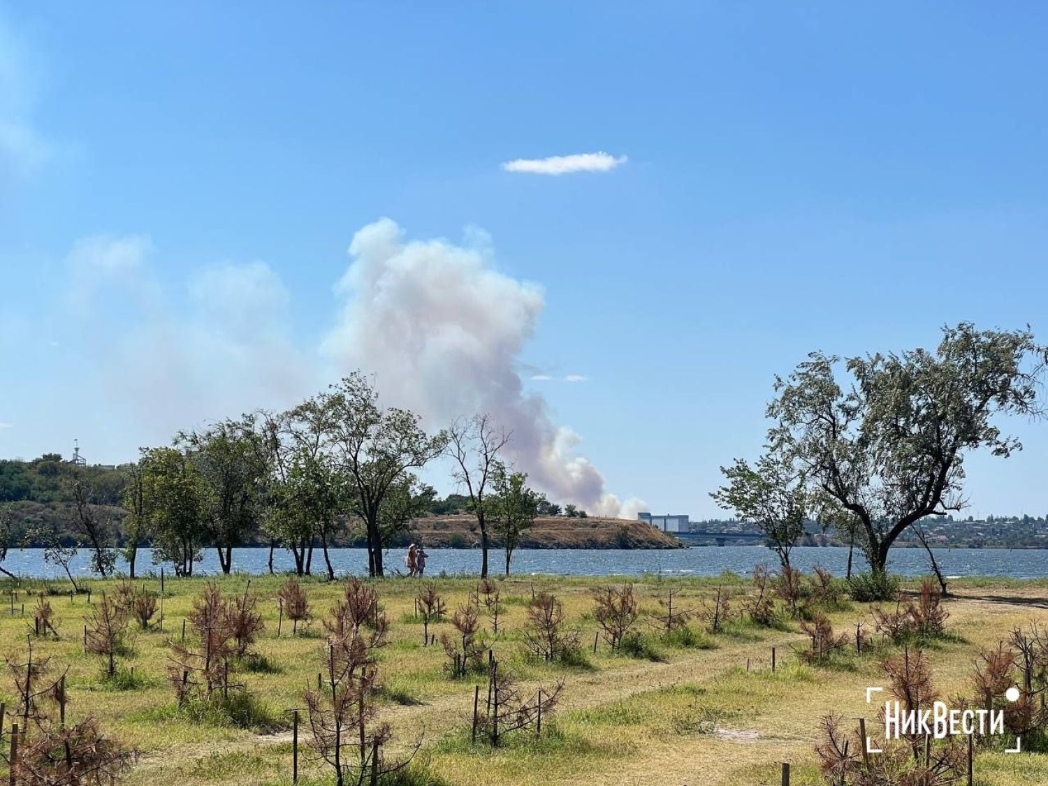 Smoke from the fire can be seen in the center of Mykolaiv. Photo «NykVesty"