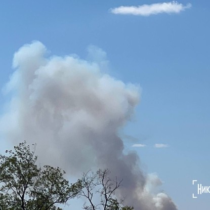 Дим від пожежі видно в центрі Миколаєва. Фото «НикВести»