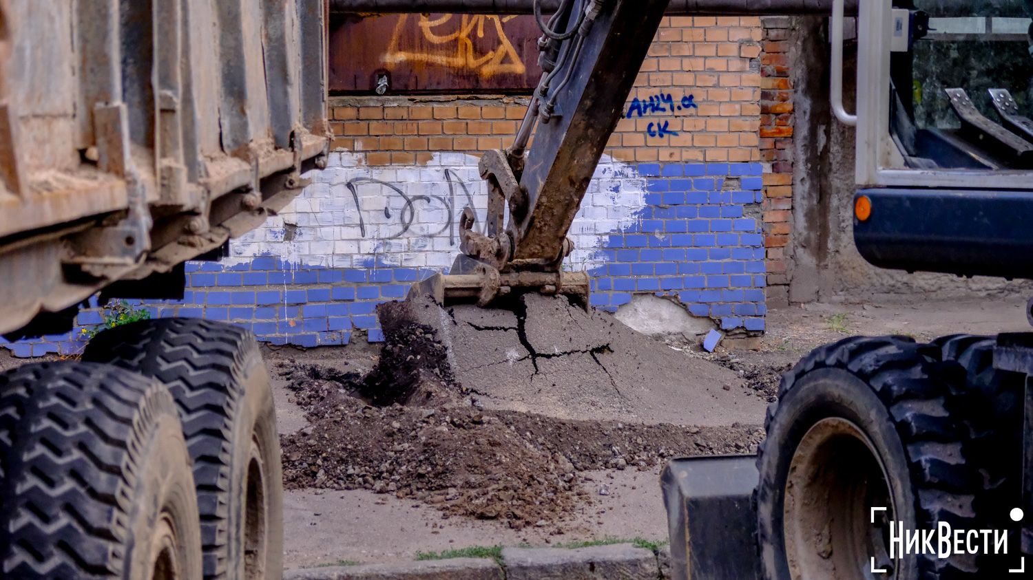 The Vodokanal team is working to eliminate an accident on the water network along 11-a Liniya Street in Mykolaiv, August 2024, photo «Nikvesti"