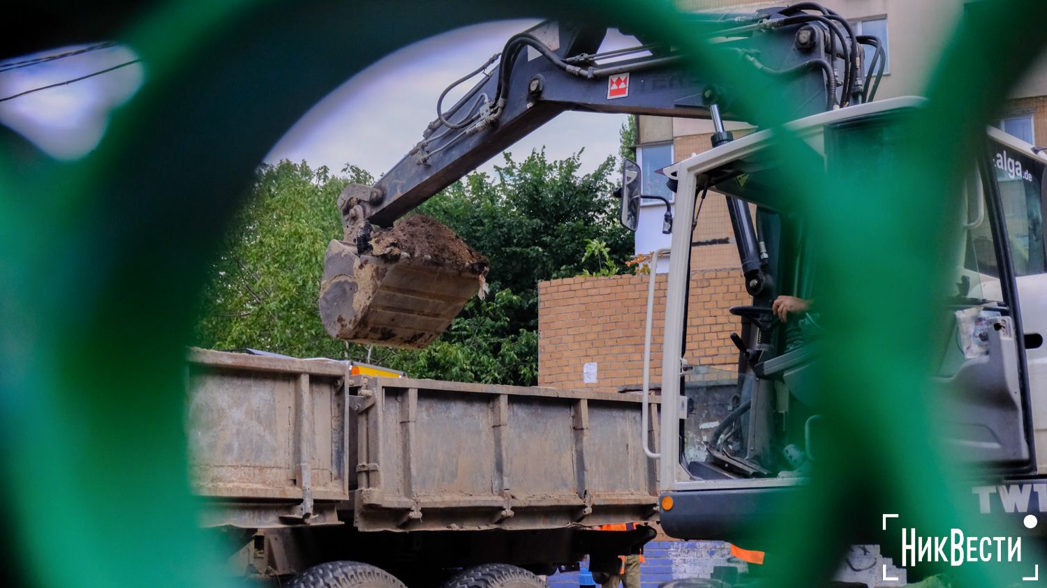 The Vodokanal team is working to eliminate an accident on the water network along 11-a Liniya Street in Mykolaiv, August 2024, photo «Nikvesti"