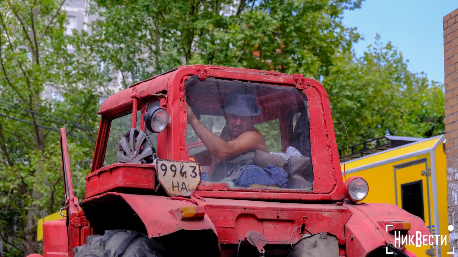 The Vodokanal team is working to eliminate an accident on the water network along 11-a Liniya Street in Mykolaiv, August 2024, photo «Nikvesti"