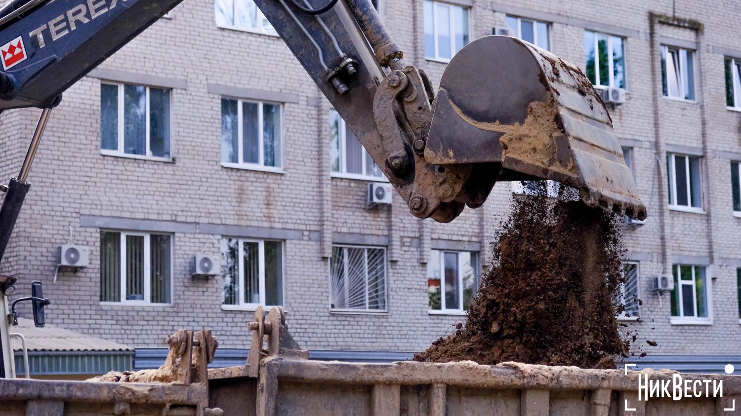 Бригада водоканалу працює над усуненням аварії на водомережі вздовж вулиці 11-а Лінія у Миколаєві, серпень 2024 року, фото «НикВести»