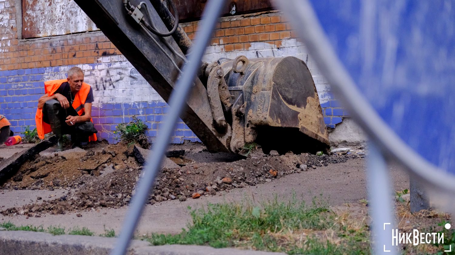 The Vodokanal team is working to eliminate an accident on the water network along 11-a Liniya Street in Mykolaiv, August 2024, photo «Nikvesti"