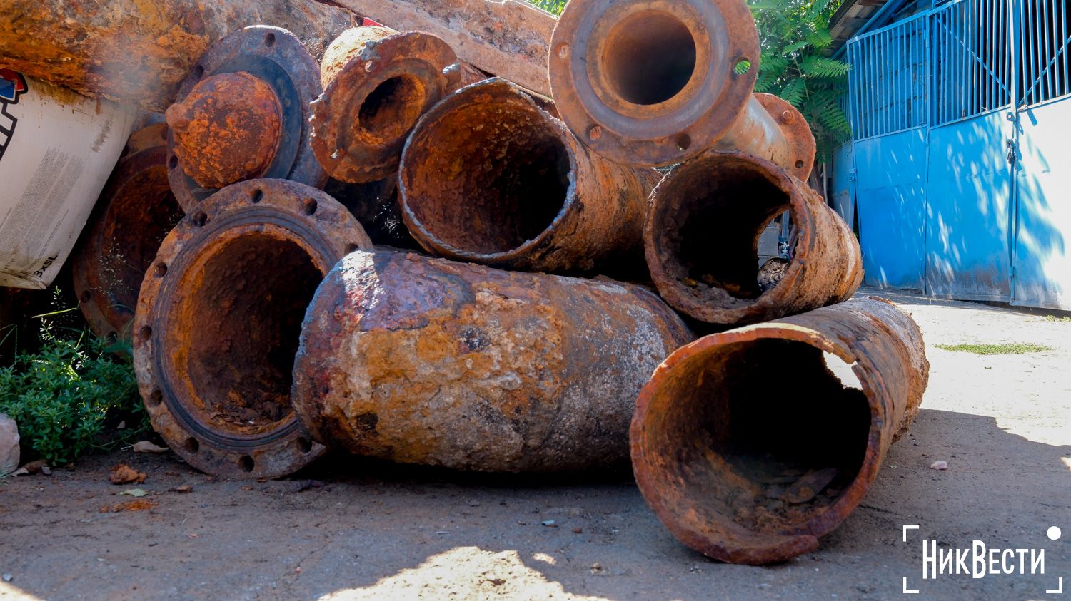 Pipes damaged by salt water stored at the Mykolaivvodokanal enterprise, August 2024, photo by «NykVesty"