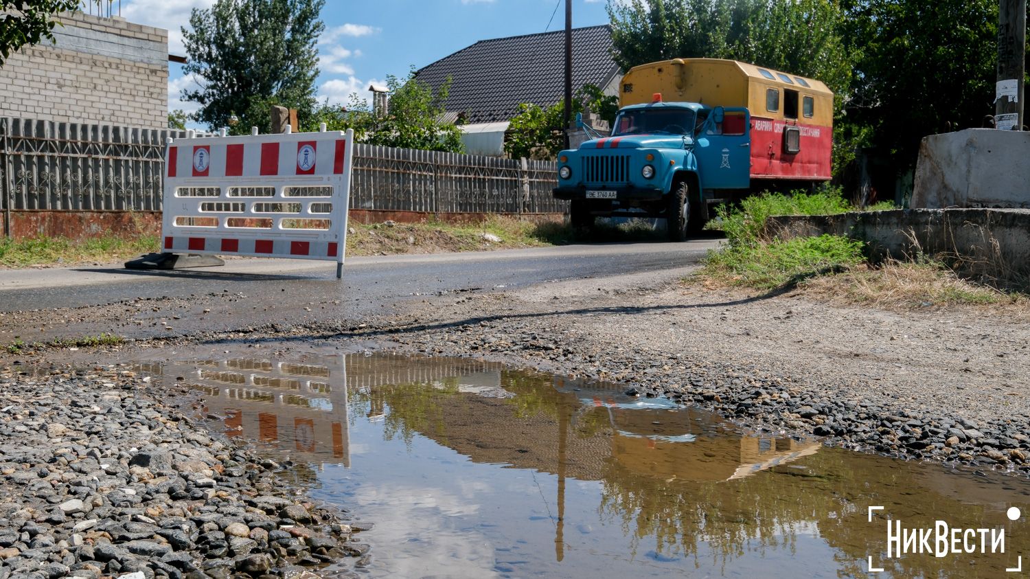 A water utility crew at the site of a burst pipe on 4 Pozdovzhnaya Street in Mykolaiv, August 2024, photo «NykVesty"