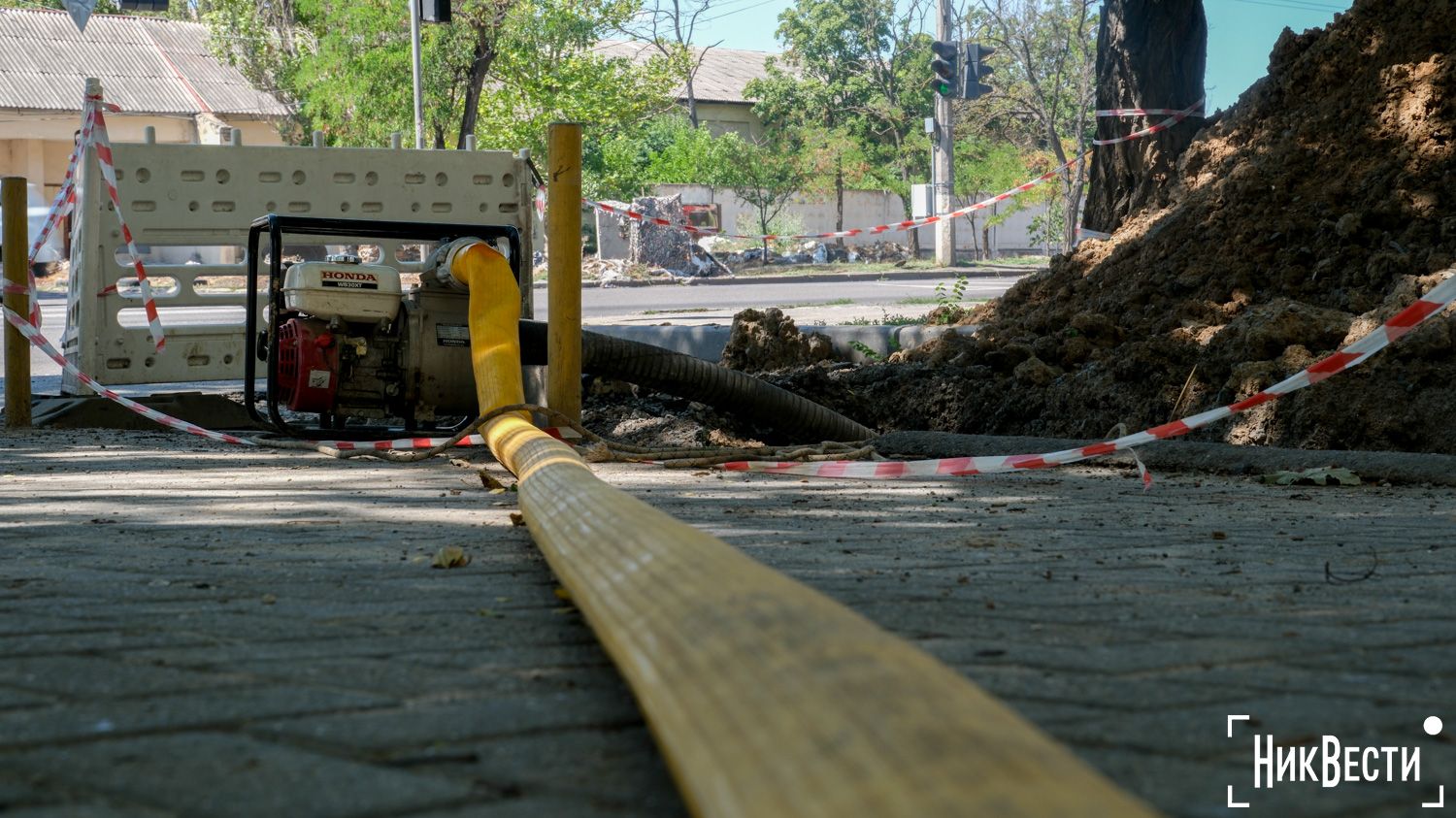 Разрыв водоканала вдоль проспекта Героев Украины в Николаеве, август 2024 года, фото «НикВести»