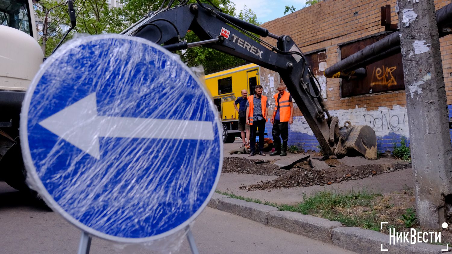 Бригада водоканала работает над устранением аварии на водосети вдоль улицы 11-я Линия в Николаеве, август 2024 года, фото «НикВести»