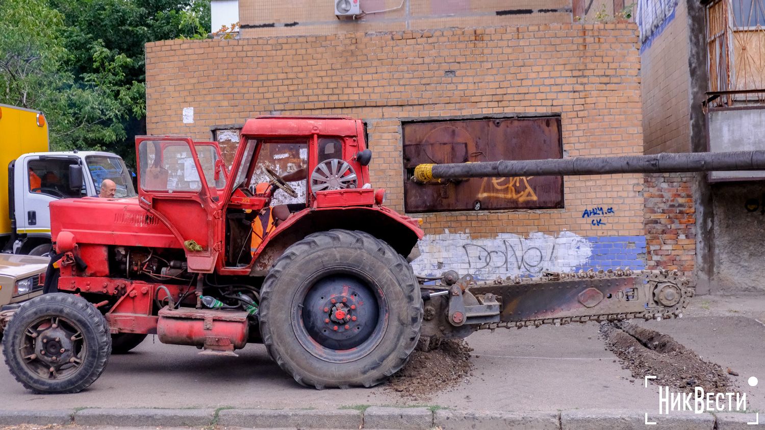 Бригада водоканала работает над устранением аварии на водосети вдоль улицы 11-я Линия в Николаеве, август 2024 года, фото «НикВести»