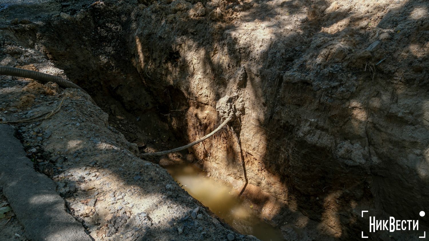 Excavation of the water pipeline along Heroiv Ukrainy Avenue in Mykolaiv, August 2024, photo «NykVesty"