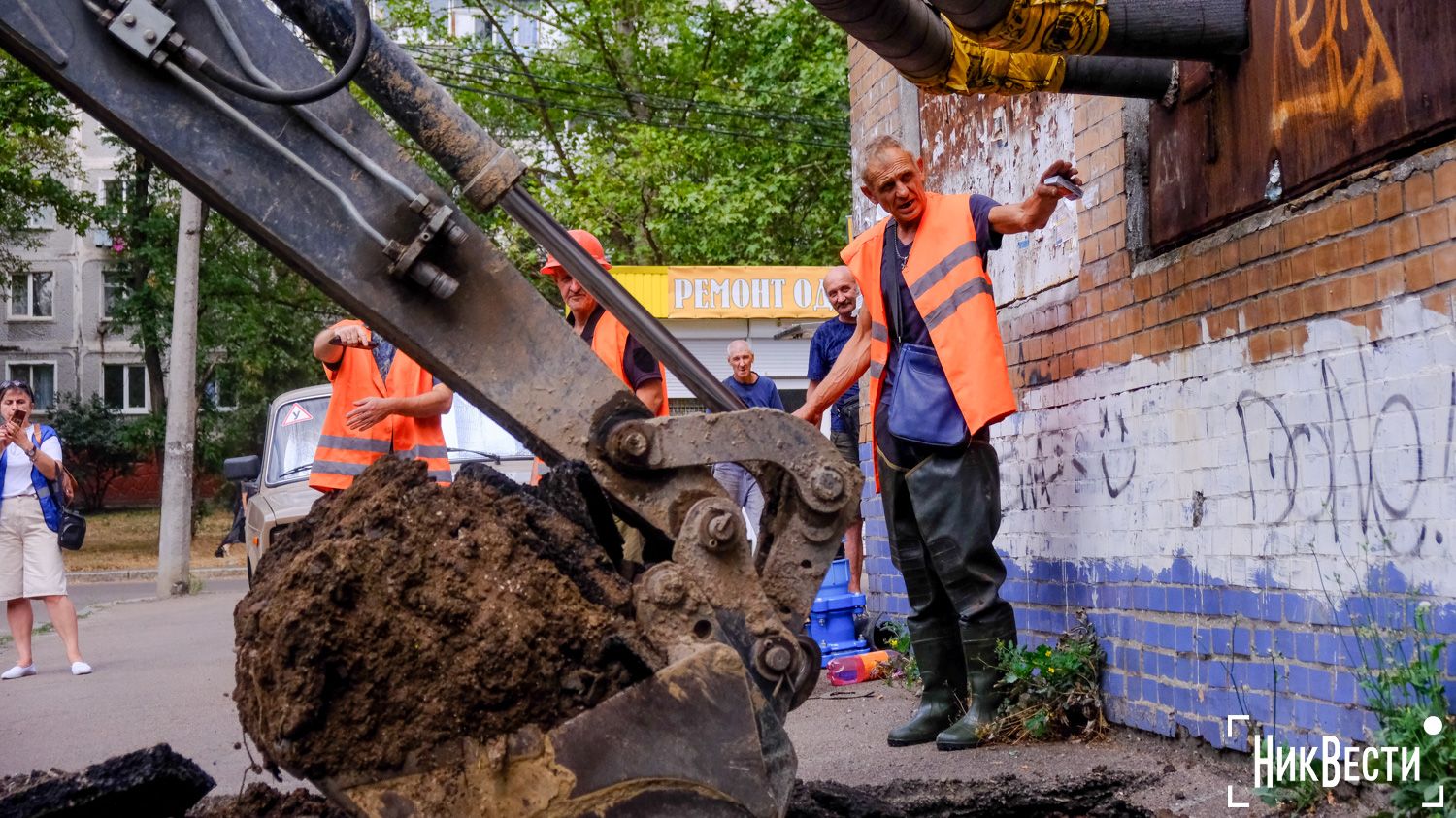 The Vodokanal team is working to eliminate an accident on the water network along 11-a Liniya Street in Mykolaiv, August 2024, photo «Nikvesti"