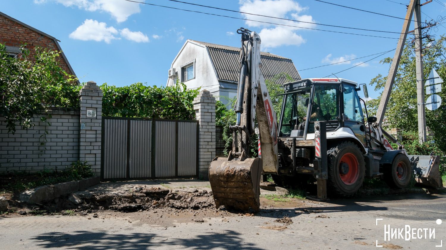 A water utility crew at the site of a burst pipe on 4 Pozdovzhnaya Street in Mykolaiv, August 2024, photo «NykVesty"