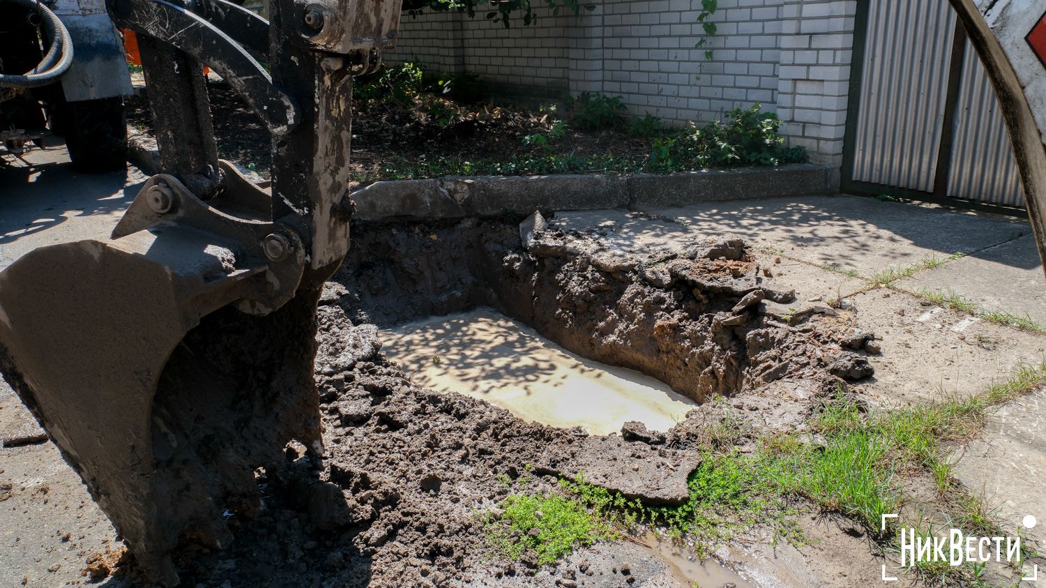 A water utility crew at the site of a burst pipe on 4 Pozdovzhnaya Street in Mykolaiv, August 2024, photo «NykVesty"