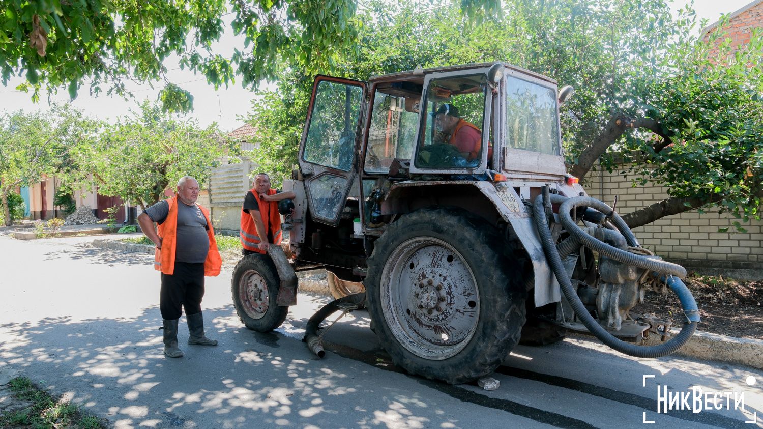 A water utility crew at the site of a burst pipe on 4 Pozdovzhnaya Street in Mykolaiv, August 2024, photo «NykVesty"