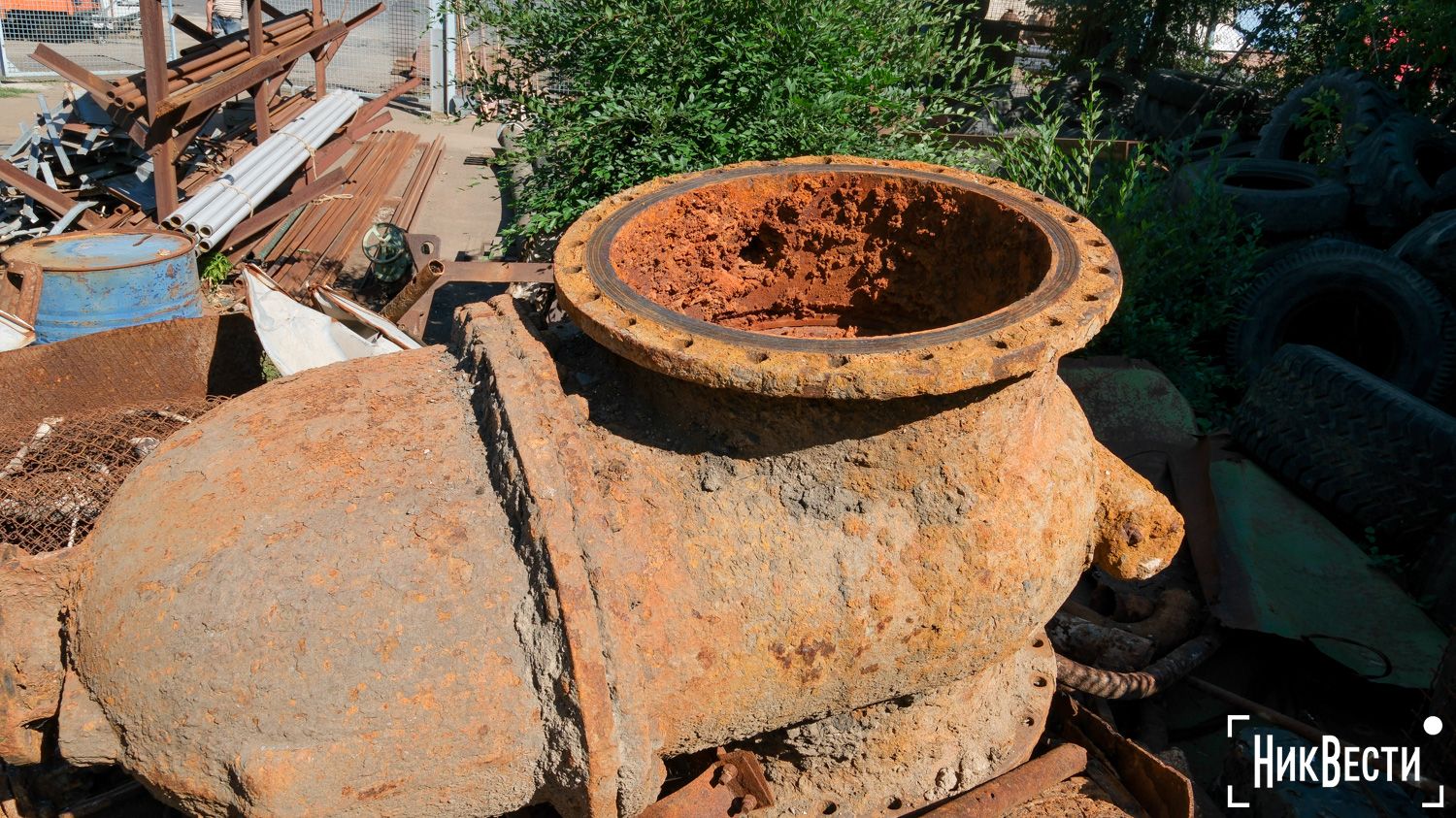 Pipes damaged by salt water stored at the Mykolaivvodokanal enterprise, August 2024, photo by «NykVesty"