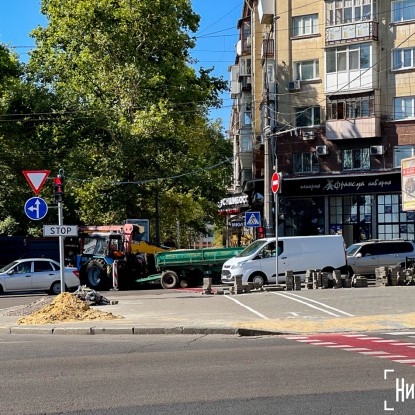 На перетині проспекту у центрі Миколаєва роблять з'їзди для велосипедистів, 15 серпня 2024 рік, фото «НикВести»