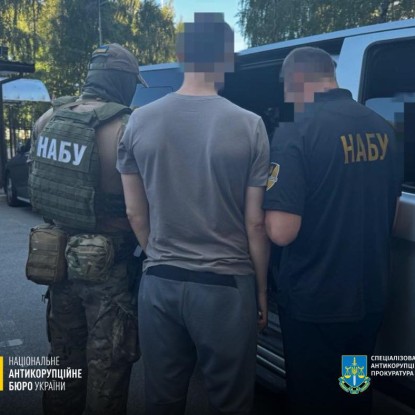 Правоохоронці затримують підозроюваних. Фото: Спеціалізована антикорупційна прокуратура