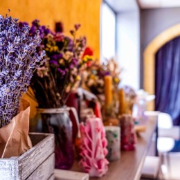 Bouquets of dried flowers, which can be purchased in a pastry shop