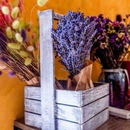 Bouquets of dried flowers, which can be purchased in a pastry shop