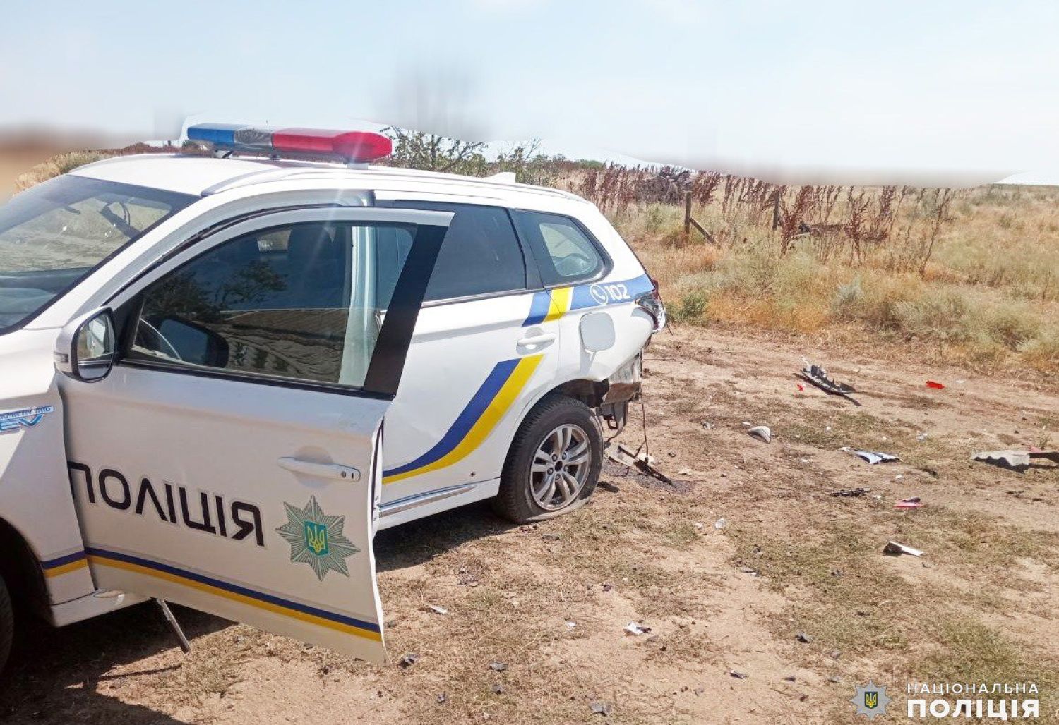 Дрон поцілив у службовий автомобіль поліцейських. Фото: нацполіція