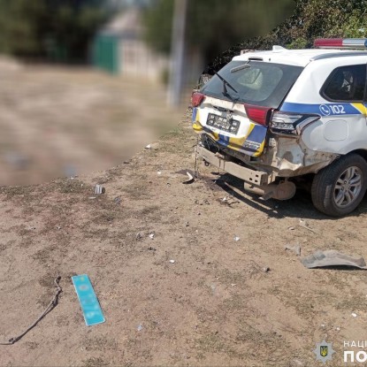 Дрон поцілив у службовий автомобіль поліцейських. Фото: нацполіція