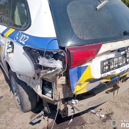 Дрон поцілив у службовий автомобіль поліцейських. Фото: нацполіція