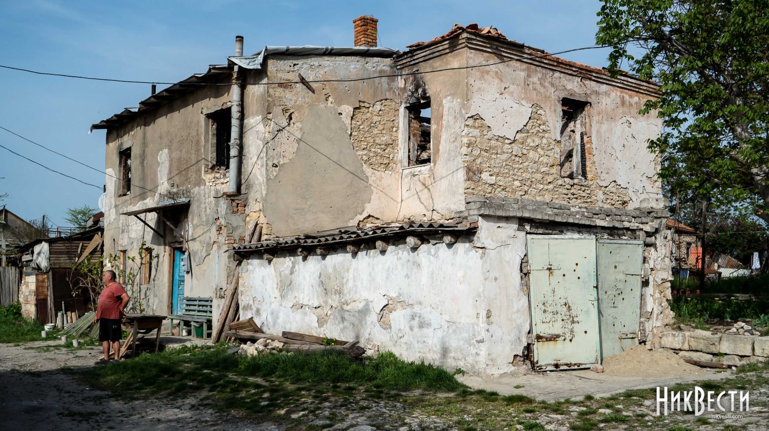 Разрушен дом в результате российских обстрелов на Аляудах в Николаеве. Фото: Сергей Овчаришин, «НикВести»