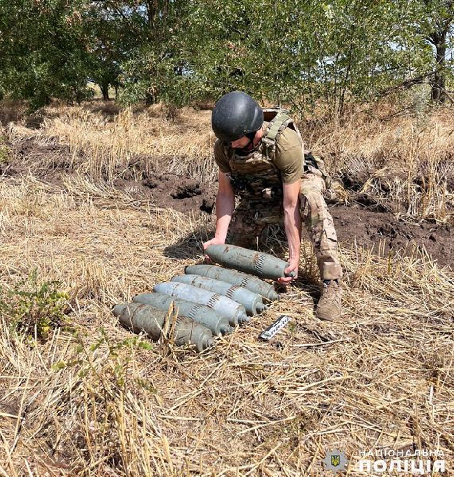 В полі на Миколаївщині місцеві знайшли шість артилерійських снарядів. Фото: поліція Миколаївщини