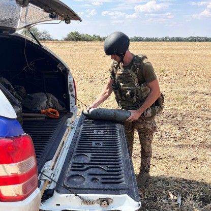 В поле на Николаевщине местные обнаружили шесть артиллерийских снарядов. Фото: полиция Николаевщины