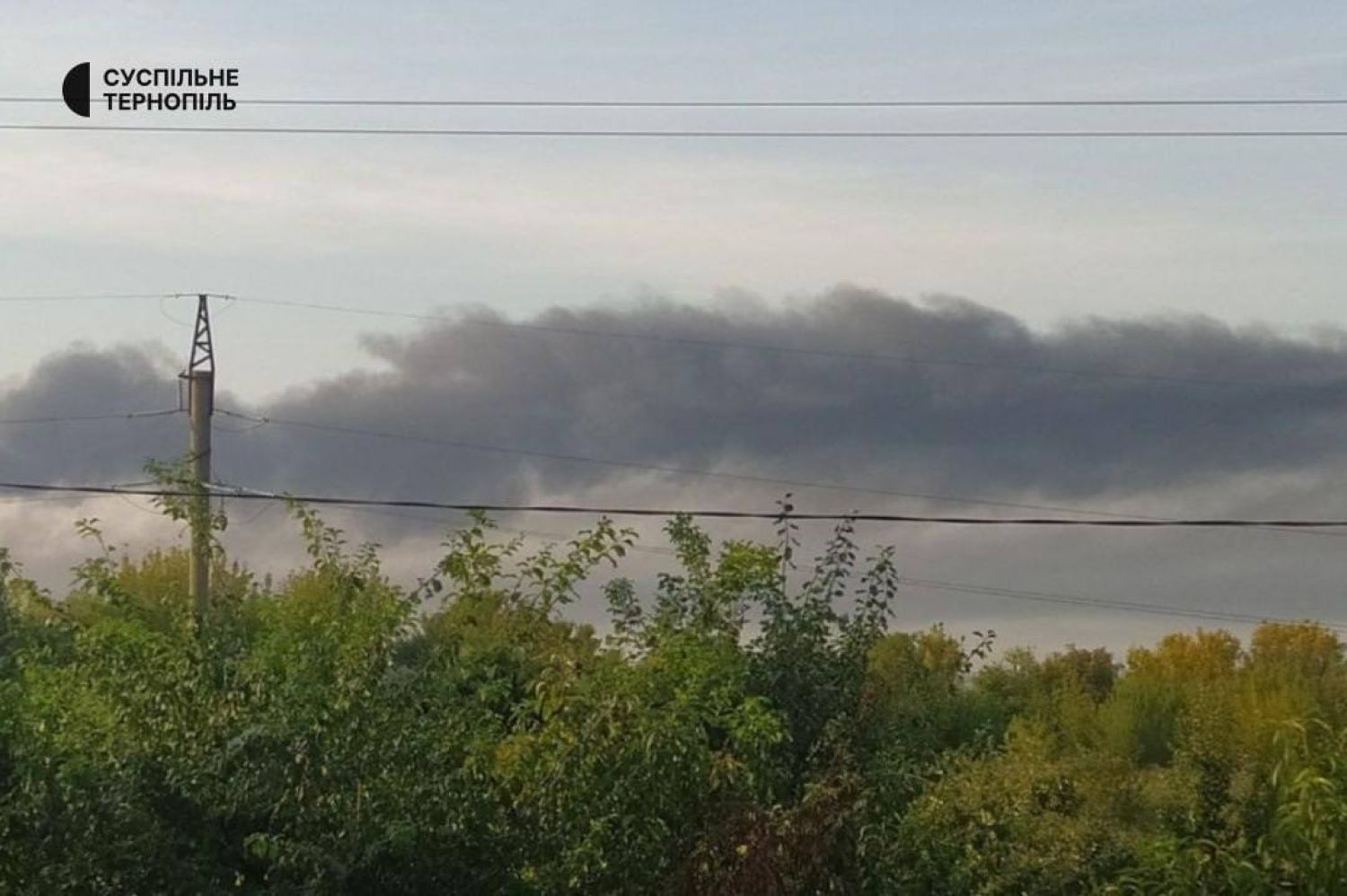 Дим від пожежі в резервуарі з топливом. Фото: Суспільне. Тернопіль