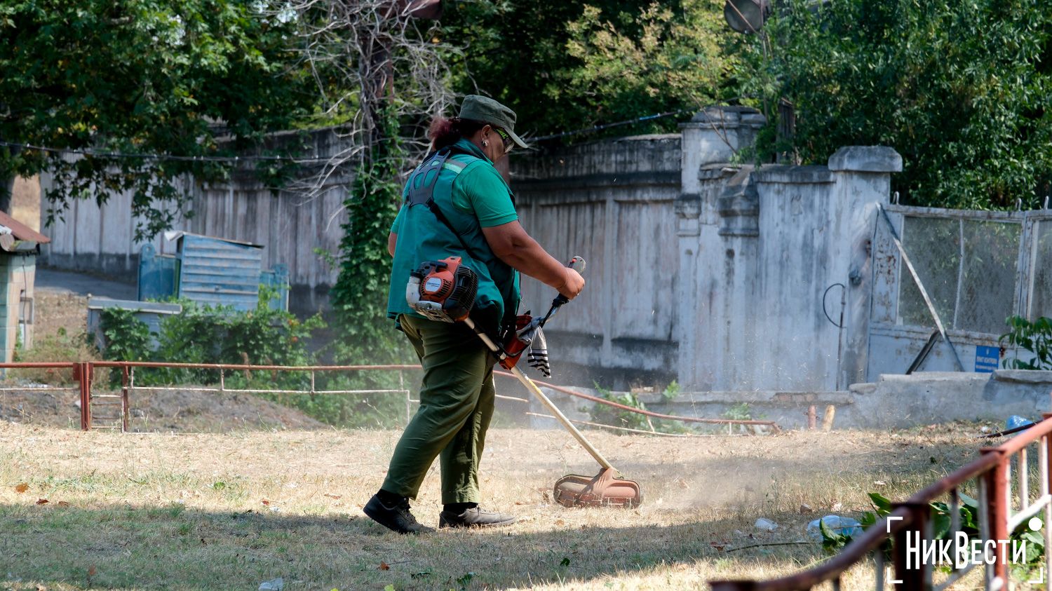 Employees of the utility company «Mykolaiv Parks» at work, photo «Nikvesti"