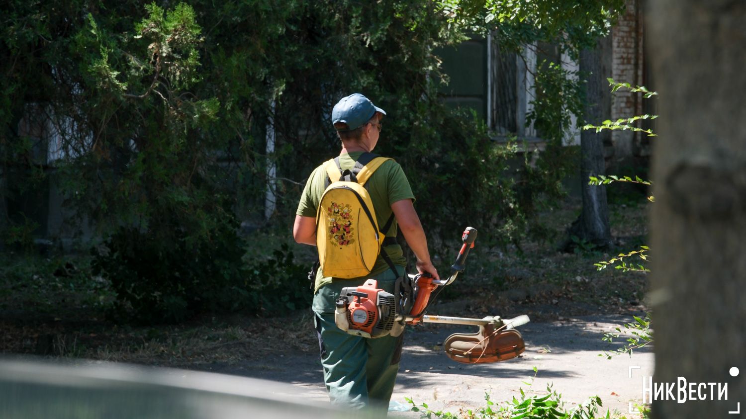 Employees of the utility company «Mykolaiv Parks» at work, photo «Nikvesti"