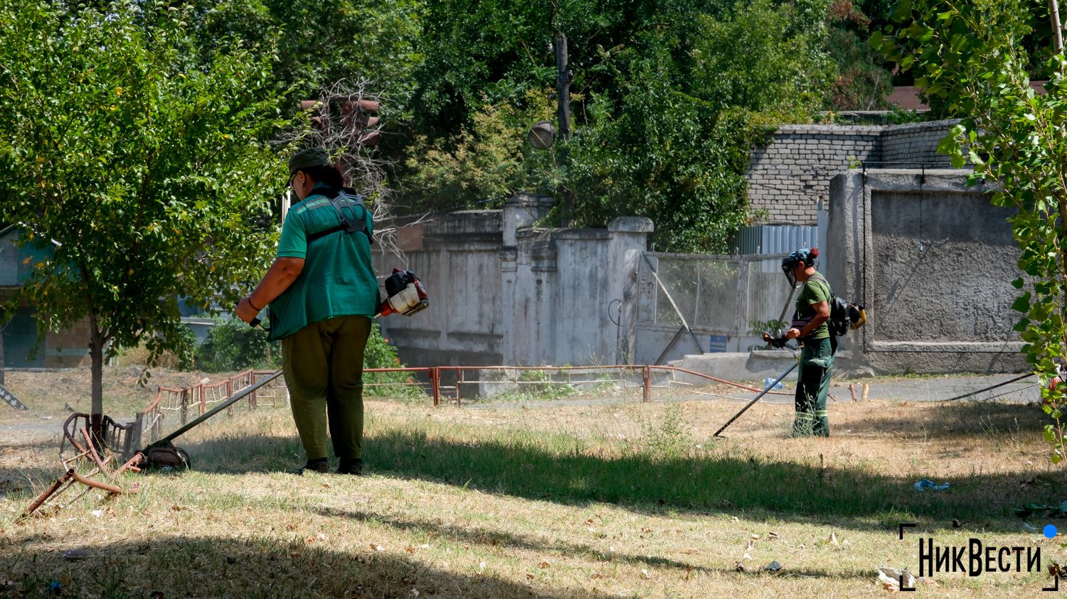 Employees of the utility company «Mykolaiv Parks» at work, photo «Nikvesti"