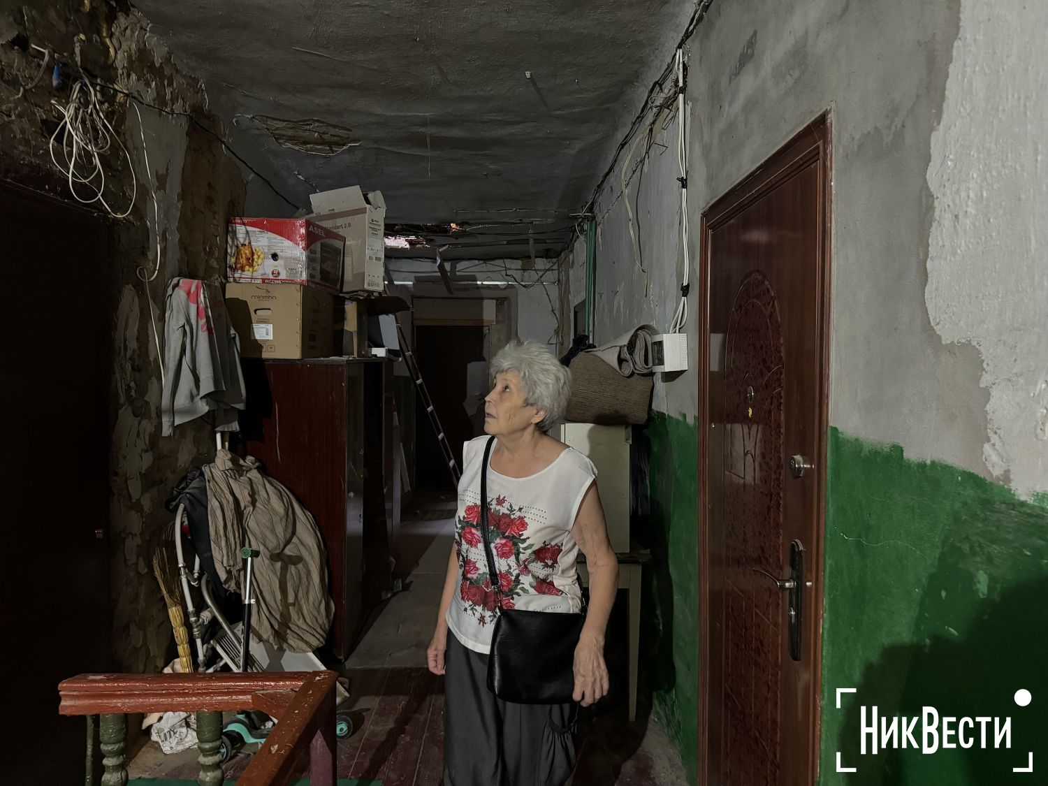 The resident of the building shows the condition of the building 3 years after the shelling. Photo «NykVesty"