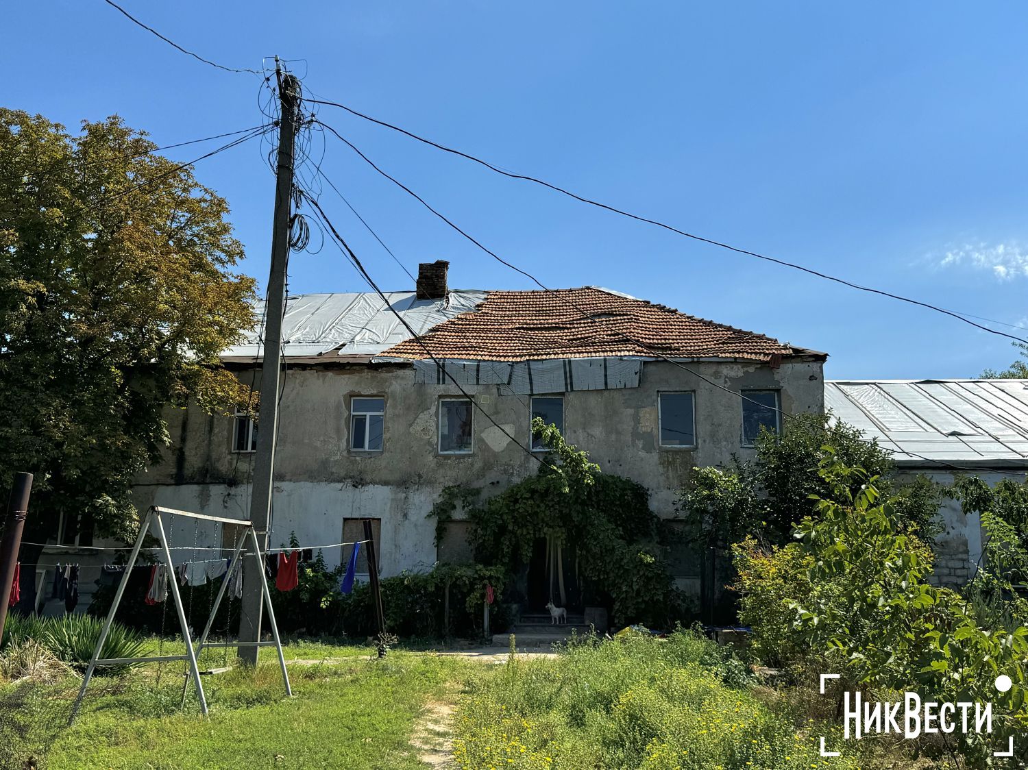 Поврежденный обстрелами дом на Аляудах, 2 в Николаеве. Фото: «НикВести»