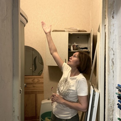 Natalya Vasyakina shows the condition of her apartment. Photo «NykVesty"