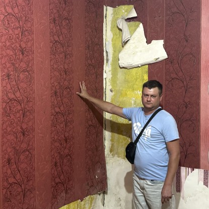 Oleksandr Kholodnyi shows the condition of his apartment. Photo «NykVesty"