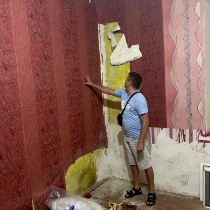 Oleksandr Kholodnyi shows the condition of his apartment. Photo «NykVesty"