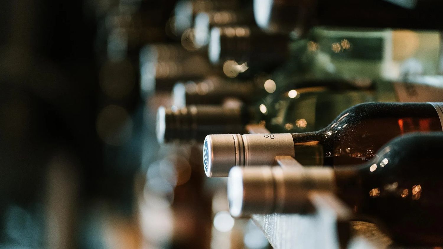 Bottles with alcohol. Photo: unsplash.com