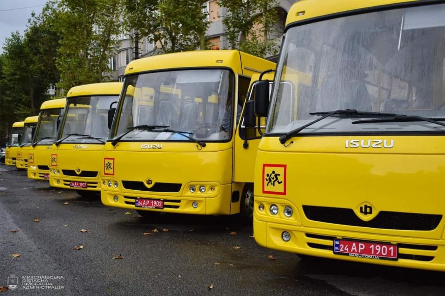 громадам Миколаївської області передали шкільні автобуси. Фото: Миколаївська ОВА