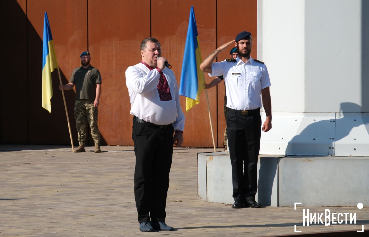 Церемонія підняття прапору України у Миколаєві. Фото «НикВести»