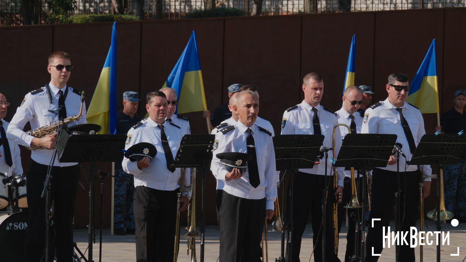 Церемония поднятия флага Украины в Николаеве. Фото «НикВести»