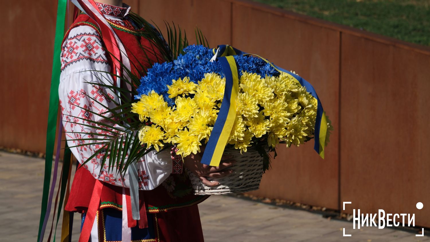 Миколаївські студенти поклали квіти до памʼятних місць міста. Фото «НикВести»