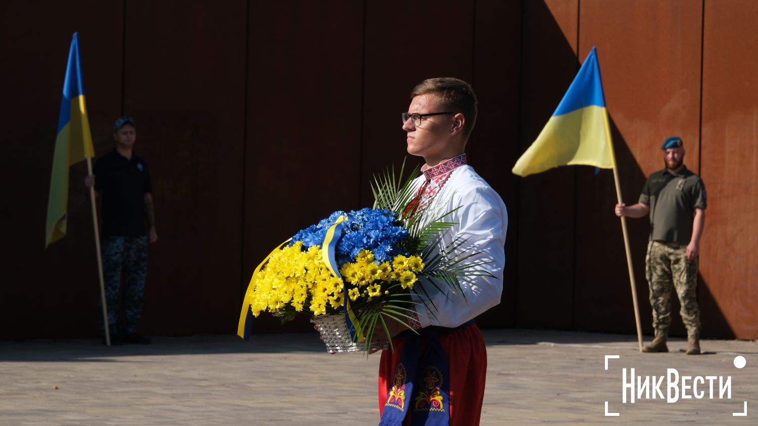 Миколаївські студенти поклали квіти до памʼятних місць міста. Фото «НикВести»