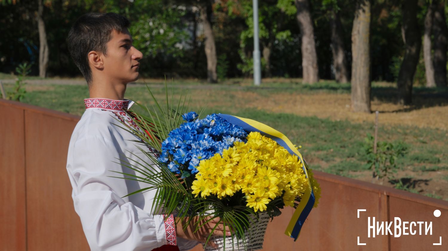 Миколаївські студенти поклали квіти до памʼятних місць міста. Фото «НикВести»