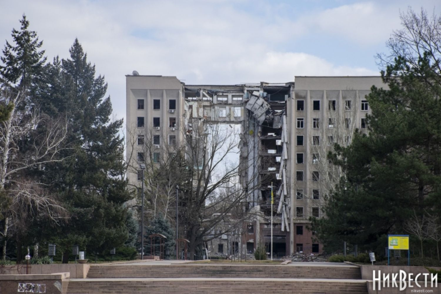 The destroyed building of Mykolayivska OVA. archival photo of «NykVesty"